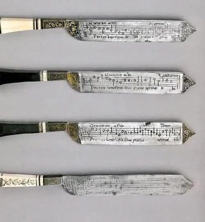 Messerklingen mit eingravierten Tischgebeten und Noten